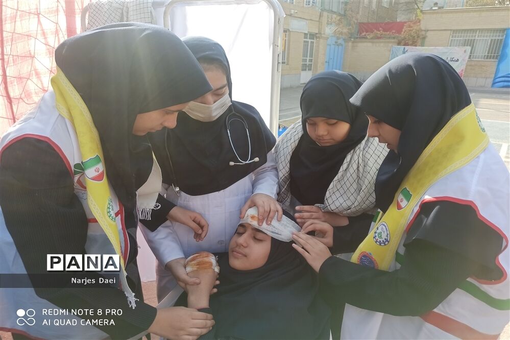 برگزاری مانور سراسری زلزله و ایمنی در دبیرستان شاهد شهید شیرودی