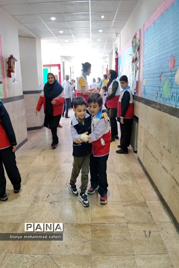 بیست و چهارمین دوره مانور زلزله و ایمنی در مدارس منطقه ۲ شهر تهران