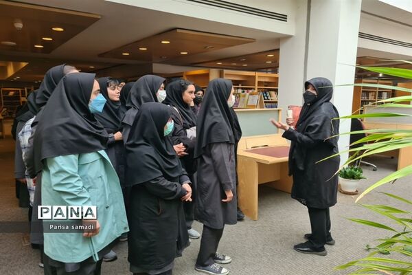 حضور دانش‌آموزان فرهنگ دختران منطقه ۱۳ در فرهنگستان زبان و ادب فارسی
