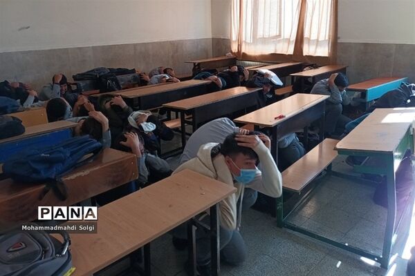 بیست و چهارمین مانور زلزله همزمان با سراسر کشور در مدرسه البرز شهریار