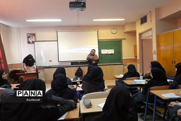 معاینه سلامتی دانش‌آموزان دبیرستان فرهنگ دختران منطقه ۱۳