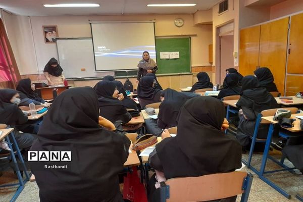 معاینه سلامتی دانش‌آموزان دبیرستان فرهنگ دختران منطقه ۱۳