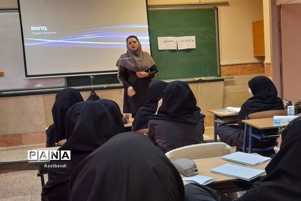 معاینه سلامتی دانش‌آموزان دبیرستان فرهنگ دختران منطقه ۱۳