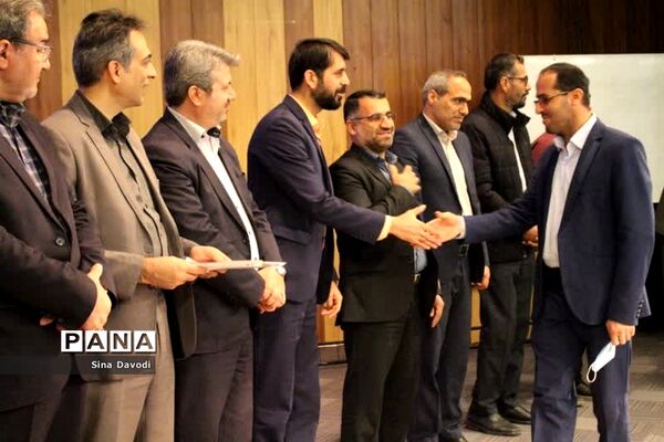 آیین تجلیل از دانش‌آموزان پسر برتر جشنواره‌های حوزه پرورشی و آموزشی سال تحصیلی ۱۴۰۰-۱۴۰۱