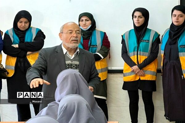 بیست و چهارمین دوره مانور سراسری زلزله و ایمنی در دبیرستان دخترانه فرزانگان ۴ منطقه ۱۳