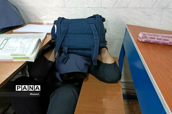 بیست و چهارمین دوره مانور سراسری زلزله و ایمنی در دبیرستان دخترانه فرزانگان ۴ منطقه ۱۳