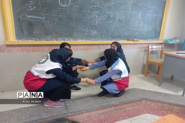 بیست و چهارمین مانور سراسری زلزله و ایمنی در مدارس دخترانه کاشمر