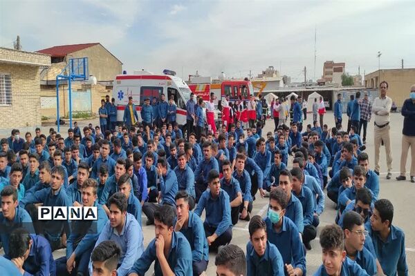 بیست و چهارمین مانور سراسری زلزله و ایمنی مدارس در دبیرستان شهید فرهادی امیدیه