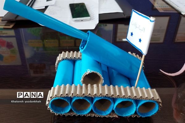 نمایشگاه دست‌سازه‌های دانش‌آموزان با وسایل دور ریختنی در آموزشگاه مریم و پرستش ملارد