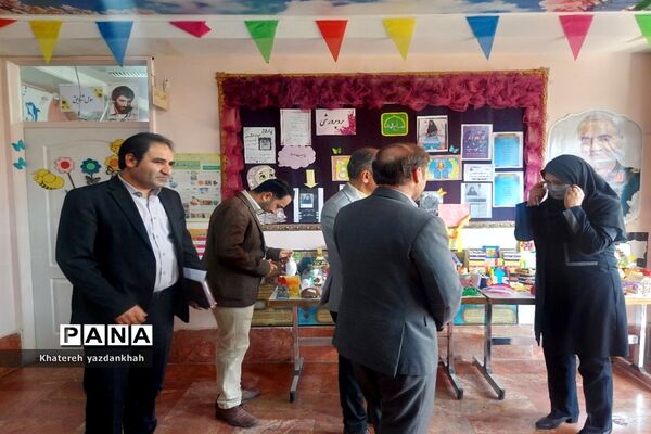 نمایشگاه دست‌سازه‌های دانش‌آموزان با وسایل دور ریختنی در آموزشگاه مریم و پرستش ملارد