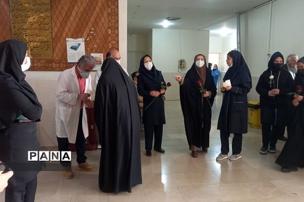 تبریک روز پرستار به پرستاران درمانگاه حضرت محمد(ص)توسط دانش‌‌آموزان دبیرستان طالقانی رودهن