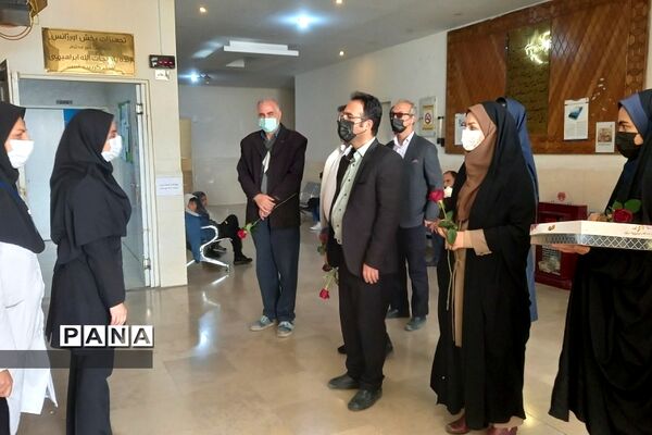 تبریک روز پرستار به پرستاران درمانگاه حضرت محمد(ص)توسط دانش‌‌آموزان دبیرستان طالقانی رودهن