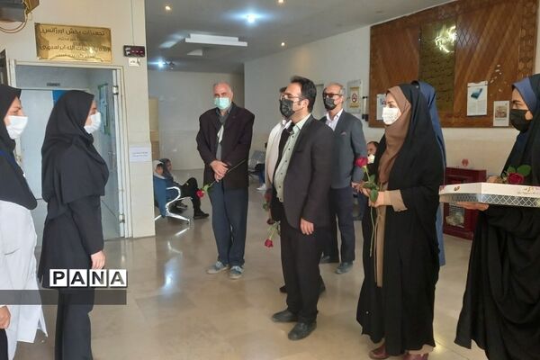 تبریک روز پرستار به پرستاران درمانگاه حضرت محمد(ص)توسط دانش‌‌آموزان دبیرستان طالقانی رودهن