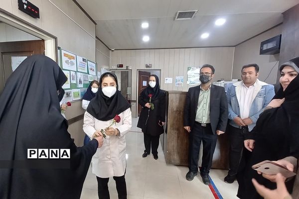 تبریک روز پرستار به پرستاران درمانگاه حضرت محمد(ص)توسط دانش‌‌آموزان دبیرستان طالقانی رودهن