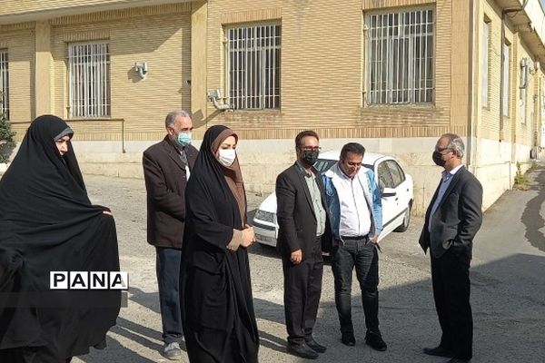 تبریک روز پرستار به پرستاران درمانگاه حضرت محمد(ص)توسط دانش‌‌آموزان دبیرستان طالقانی رودهن