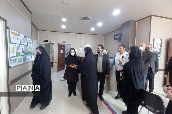 تبریک روز پرستار به پرستاران درمانگاه حضرت محمد(ص)توسط دانش‌‌آموزان دبیرستان طالقانی رودهن