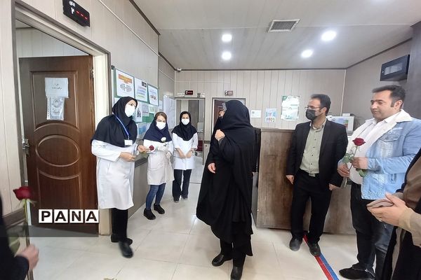 تبریک روز پرستار به پرستاران درمانگاه حضرت محمد(ص)توسط دانش‌‌آموزان دبیرستان طالقانی رودهن