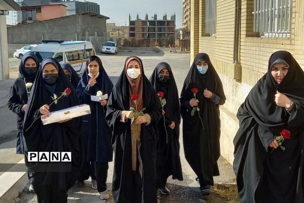 تبریک روز پرستار به پرستاران درمانگاه حضرت محمد(ص)توسط دانش‌‌آموزان دبیرستان طالقانی رودهن