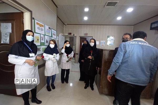 تبریک روز پرستار به پرستاران درمانگاه حضرت محمد(ص)توسط دانش‌‌آموزان دبیرستان طالقانی رودهن