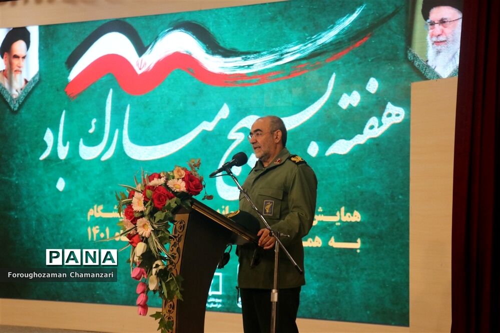 آیین تجلیل از فرماندهان پیشگام مدارس در اختتامیه هفته‌ بسیج