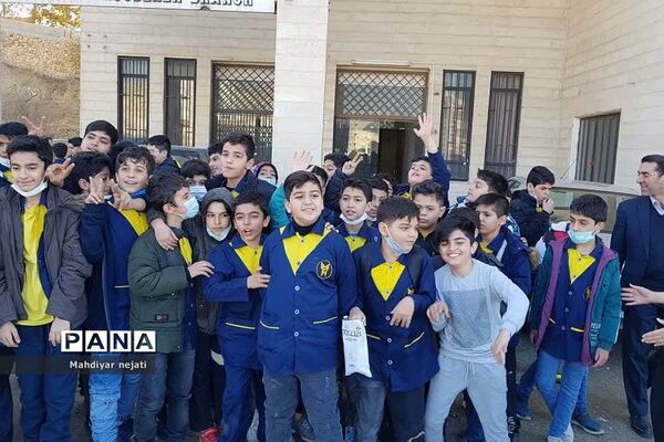 اردوی علمی دانش‌آموزان دبستان پسرانه سما در کتابخانه دانشگاه آزاد اسلامی رودهن