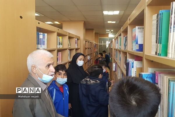 اردوی علمی دانش‌آموزان دبستان پسرانه سما در کتابخانه دانشگاه آزاد اسلامی رودهن