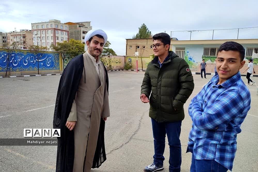 ارتباط صمیمی روحانیت با دانش‌آموزان در مدرسه استعدادهای درخشان شهید بهشتی رودهن