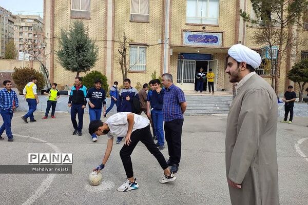ارتباط صمیمی روحانیت با دانش‌آموزان در مدرسه استعدادهای درخشان شهید بهشتی رودهن