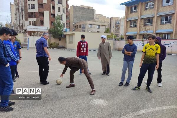 ارتباط صمیمی روحانیت با دانش‌آموزان در مدرسه استعدادهای درخشان شهید بهشتی رودهن