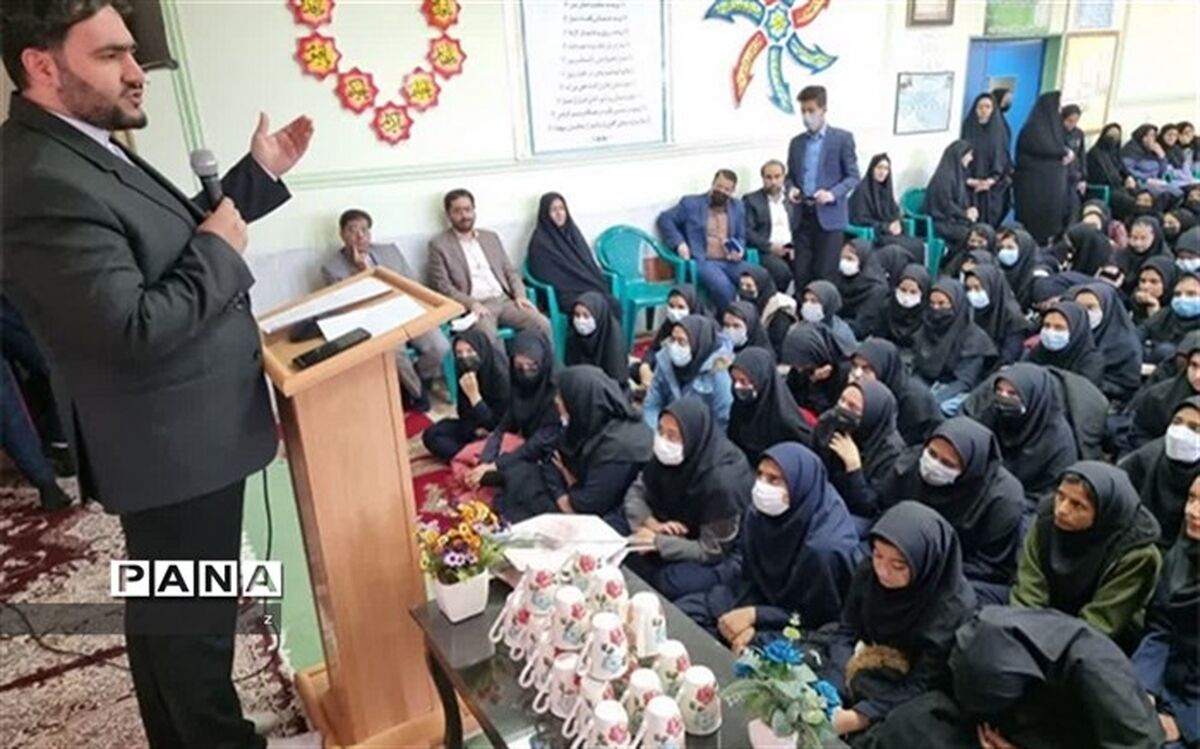 نواختن زنگ حقوق در مدارس شهرستان زرند کرمان