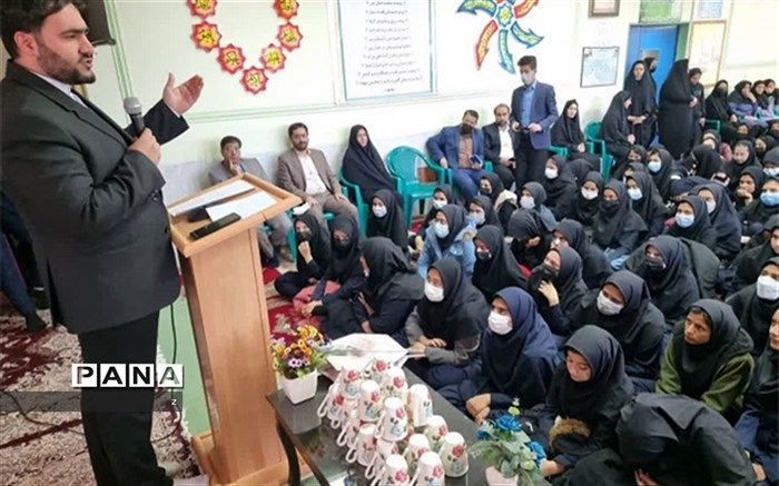 نواختن زنگ حقوق در مدارس شهرستان زرند کرمان