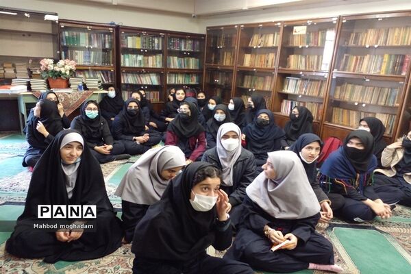 برگزاری جشن میلاد با سعادت حضرت زینب(س) در دبیرستان شهیده قزوینی منطقه ۱۳