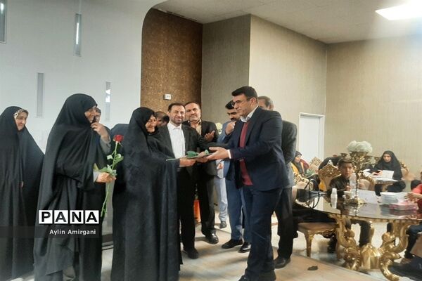 مراسم تجلیل از همکاران اداری آموزش و پرورش منطقه 2