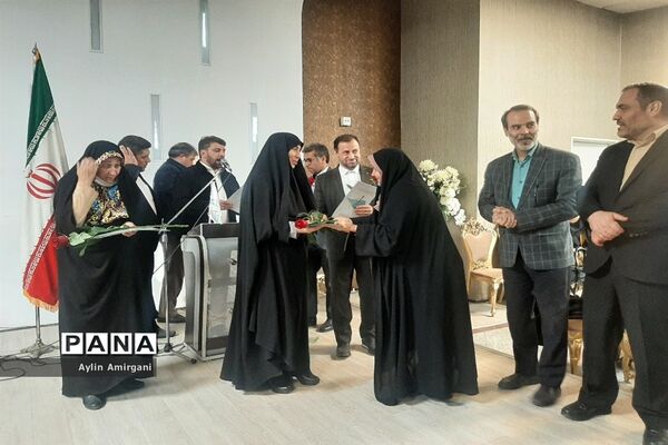 مراسم تجلیل از همکاران اداری آموزش و پرورش منطقه 2