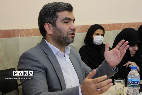 نشست هم‌اندیشی مدیران مدارس در بهارستان‌دو