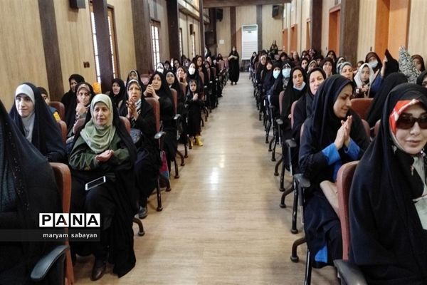 دورهمی خواهران شهدا و دانش‌آموزان به مناسبت میلاد حضرت زینب (س)