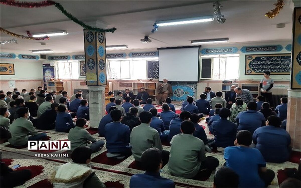 برگزاری نماز جماعت با هدف ایجاد گفتمان‌های دینی در مدارس پاکدشت