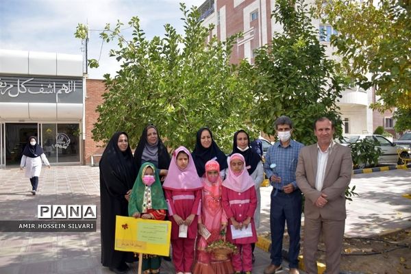 حضور فرهنگیان جهرم در مراکز درمانی و تقدیر از تلاش پرستاران