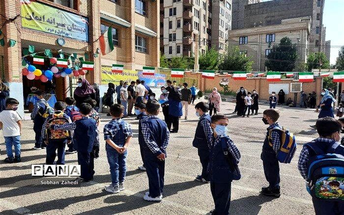 برنامه آموزشی شنا برای دوره سوم ابتدایی اجرا می‌شود