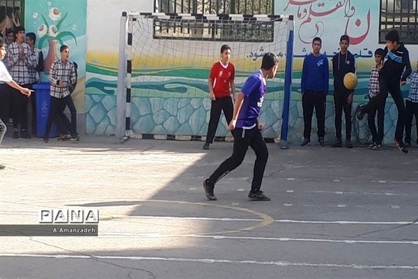 شادابی و نشاط در مسابقات فوتبال درون مدرسه‌ای