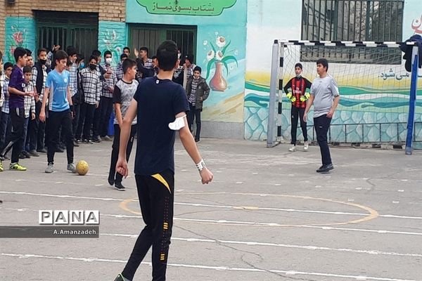 شادابی و نشاط در مسابقات فوتبال درون مدرسه‌ای