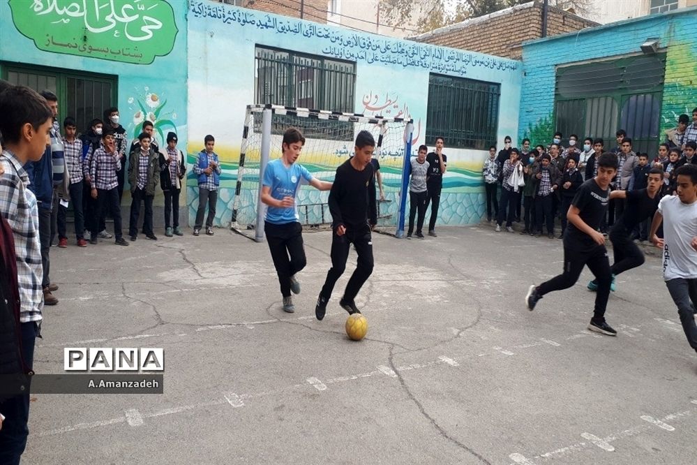 شادابی و نشاط در مسابقات فوتبال درون مدرسه‌ای