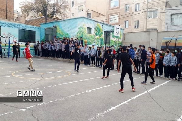 شادابی و نشاط در مسابقات فوتبال درون مدرسه‌ای