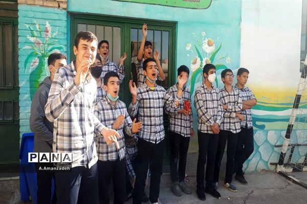 شادابی و نشاط در مسابقات فوتبال درون مدرسه‌ای