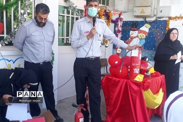 آموزش استفاده از کپسول آتش‌نشانی برای دانش‌آموزان رودهن