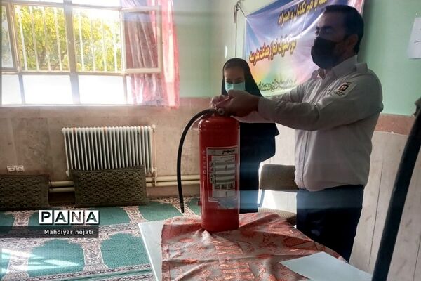 آموزش استفاده از کپسول آتش‌نشانی برای دانش‌آموزان رودهن