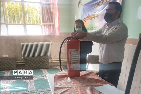 آموزش استفاده از کپسول آتش‌نشانی برای دانش‌آموزان رودهن