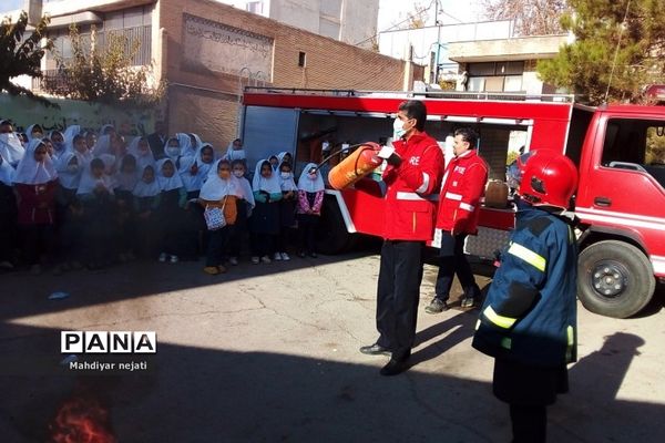 آموزش استفاده از کپسول آتش‌نشانی برای دانش‌آموزان رودهن