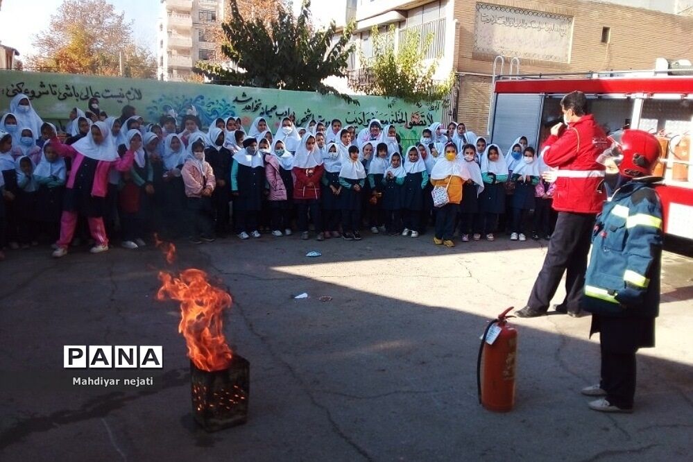آموزش استفاده از کپسول آتش‌نشانی برای دانش‌آموزان رودهن