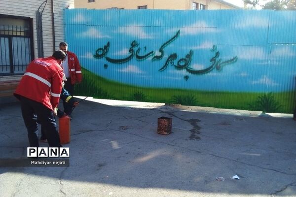 آموزش استفاده از کپسول آتش‌نشانی برای دانش‌آموزان رودهن